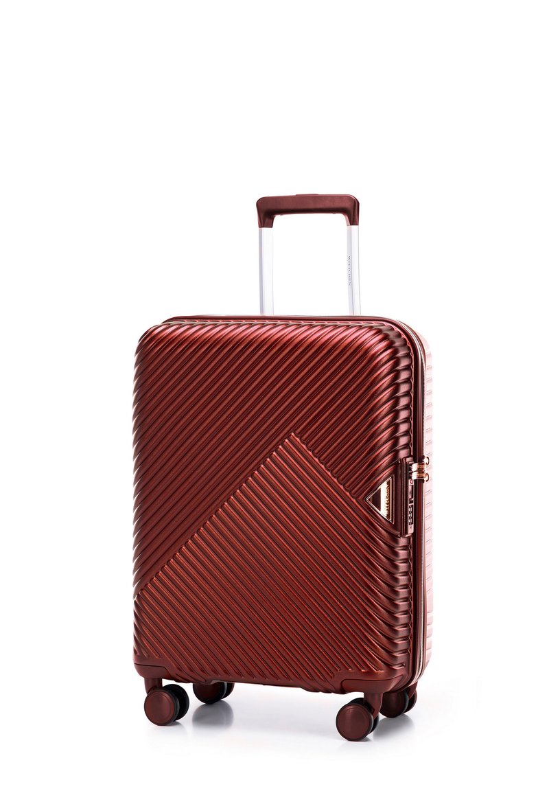 Rode harde koffer met diagonale ribbels, vier wielen en een uitgeschoven telescopisch handvat op een witte achtergrond.