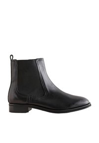 Zwarte leren enkellaars met elastische zijpanelen, afgeronde neus en een lage blokhak. Voorzien van een lus aan de achterkant voor gemakkelijk aantrekken.