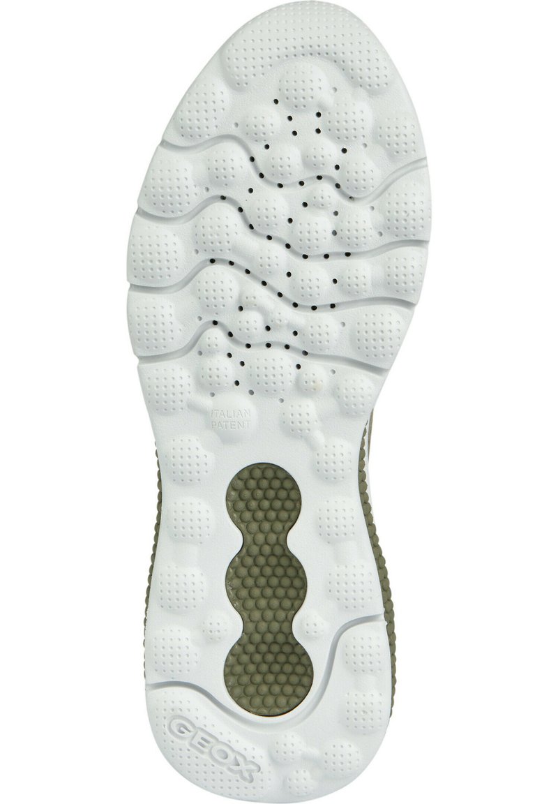 Suola di sneakers bianche con gomma testurizzata, caratterizzata da motivi circolari e ovali, perforazioni per la traspirabilità e un elemento di design unico.