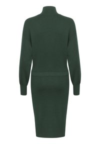 Robe longue en maille vert foncé à manches longues avec un col montant et des épaules tombantes, dotée d'une taille cintrée et de poignets côtelés.