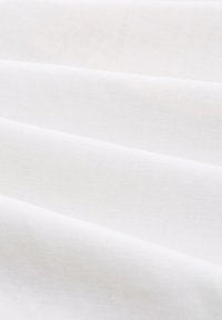 Weißer Stoff mit glatter Textur, der subtile Falten und Knicke zeigt, leicht und schlicht ohne Muster oder Akzente.