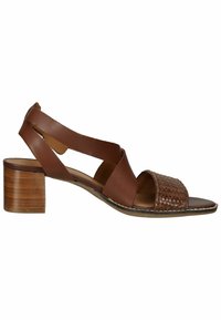 Sandale femme en cuir marron avec bride tressée sur le devant, talon ouvert, brides croisées à la cheville et petit talon carré en bois.