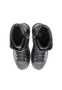 Zapatillas negras de caña alta hechas de cuero suave con forro de tela texturizada, que cuentan con cordones, cremalleras y un diseño de puntera redondeada.