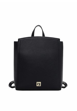 Zaino in pelle nera con forma rettangolare, superficie textureata, manico superiore e dettaglio logo dorato sul frontale. Spallacci regolabili.