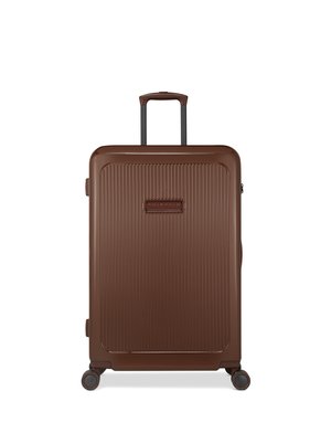 Bruine harde koffer met verticale ribbels, uitschuifbare handgreep en vier wielen voor mobiliteit. Voorzien van een ritssluiting en logo-detail.