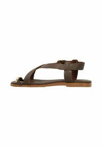 Bruine leren sandaal met kruisbanden, platte zool en metalen accent op de teen. Verstelbare gespsluiting en zachte binnenvoering voor comfort.