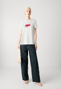 ONLY ONLKATE TEE - T-shirt imprimé - cloud dancer
