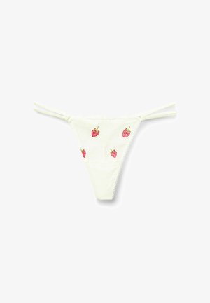 Tanga de encaje blanco con doble tira lateral, decorada con pequeños bordados de fresas rojas en el panel frontal.