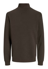 Mørkebrun langermet genser med høy krage, ribbestrikkede mansjetter og ribbestrikket midje, vist bakfra på hvit bakgrunn.