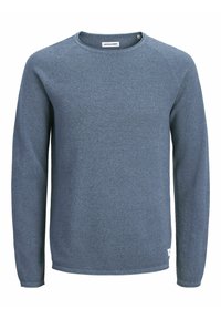 Blauer Pullover mit langen Ärmeln, der ein strukturiertes Strickmuster, einen Rundhalsausschnitt und gerippte Bündchen aufweist. Etikett in der Nähe des Saums sichtbar.