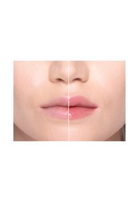 Close-up van lippen die in tweeën zijn verdeeld; de linkerkant toont een matte afwerking, terwijl de rechterkant een glanzende, zachte roze tint heeft. Soepele textuur met een subtiele glans.