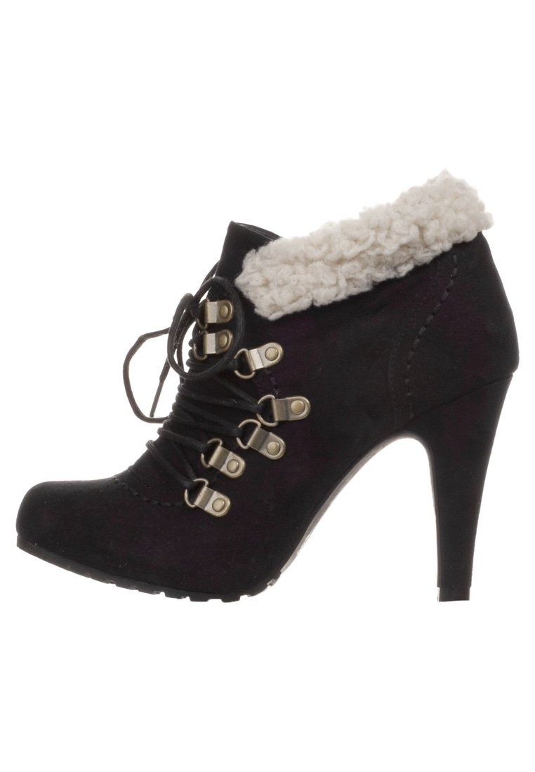 Stivaletto alla caviglia in suede nero con tacco alto, colletto peloso color crema, chiusura con lacci e occhielli decorativi dorati per il fissaggio.