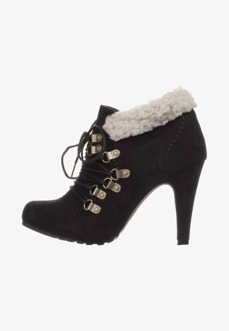 Czarne zamszowe botki na wysokim obcasie sięgające kostki, z puszystym kremowym kołnierzem, sznurowanym przodem i dekoracyjnymi złotymi oczkami do zapięcia.