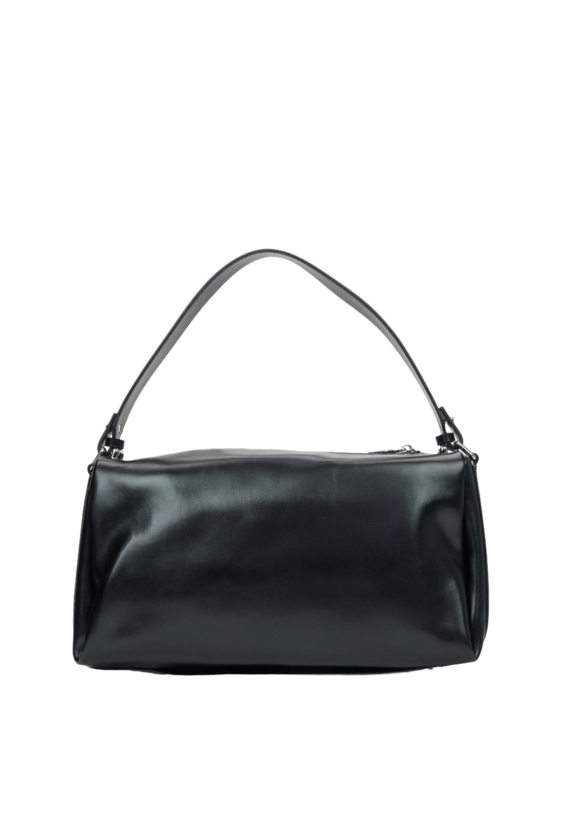 Czarna skórzana torebka o gładkiej teksturze, prostokątnym kształcie i wydłużonym pasku. Wyposażona w srebrny zamek błyskawiczny i minimalistyczny design.