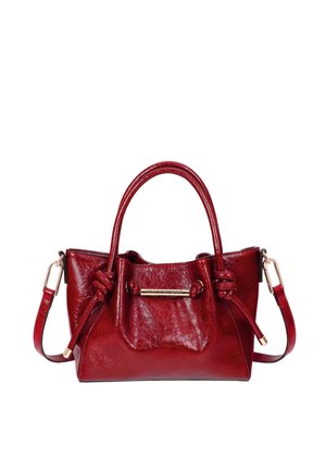 Bolso de mano de cuero rojo con dobles asas, detalles con cordón anudado, herrajes en tono dorado y una correa de hombro desmontable sobre un fondo blanco.