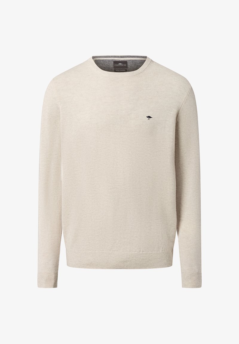 Beige gebreide trui met lange mouwen, ronde halslijn en een klein donker logo op de borst. Zachte textuur, standaard pasvorm, geribbelde zoom en boorden.