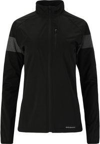 Schwarze Softshell-Jacke mit durchgehendem Reißverschluss, hohem Kragen, Brusttasche und reflektierenden Akzenten an den Ärmeln. Glatte Textur und taillierte Passform.