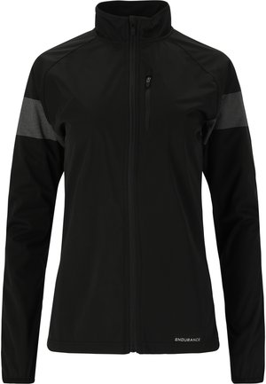 Svart softshell-jacka med full dragkedja, hög krage, bröstficka och reflexdetaljer på ärmarna. Slät textur och skräddarsydd passform.
