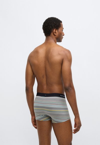 Ριγέ βαμβακερά boxer briefs με μαύρη ελαστική μέση που φέρει λογότυπο. Τα χρώματα περιλαμβάνουν ρίγες σε μπλε, πράσινο, κίτρινο και γκρι, πάνω σε απαλό ύφασμα.