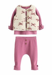 Helle rosa Kinder-Zweiteiler bestehend aus einer Fleece-Weste mit bordeauxfarbenen Schleifenmustern und einer passenden gerippten Hose mit Knopfdetails.