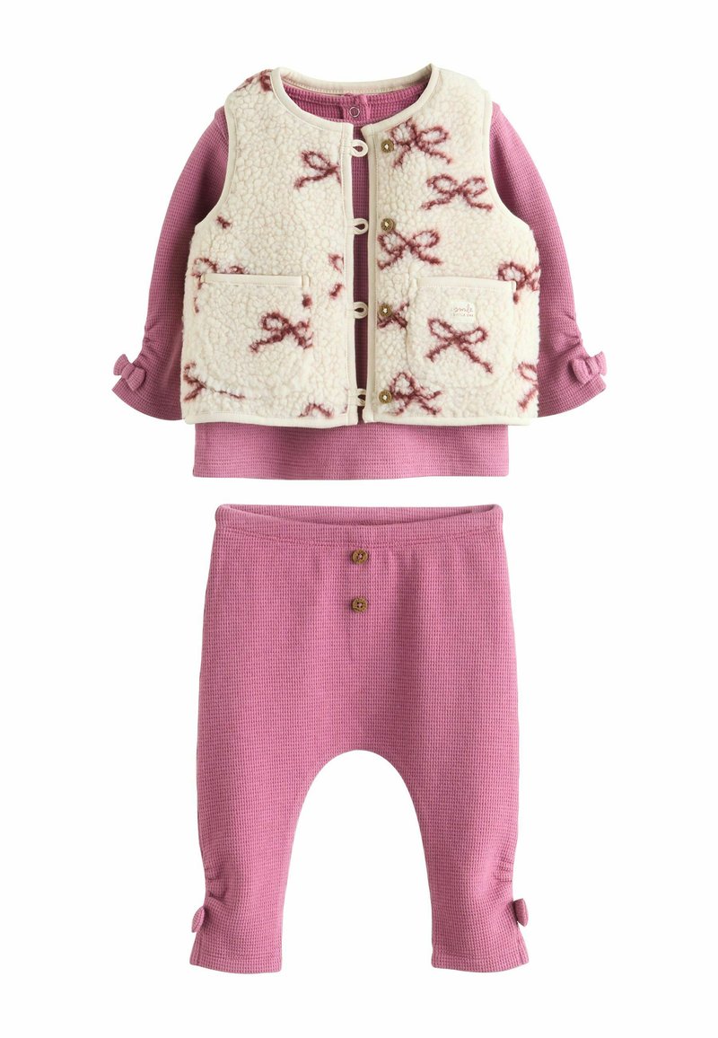 Helle rosa Kinder-Zweiteiler bestehend aus einer Fleece-Weste mit bordeauxfarbenen Schleifenmustern und einer passenden gerippten Hose mit Knopfdetails.