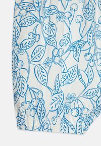 Blå botanisk trykk på hvit stoff med blader, kirsebær og blomster. Designet inkluderer intrikate linjedetaljer og en rynket kant.