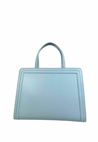 Borsa a tracolla strutturata in pelle azzurro chiaro con doppi manici, caratterizzata da una texture liscia e un sottile accento di cucitura lungo i bordi.