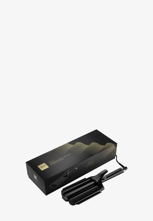 Onduleur à cheveux noir à trois barils avec cordon à côté de sa boîte de vente au détail noire et dorée sur fond blanc.