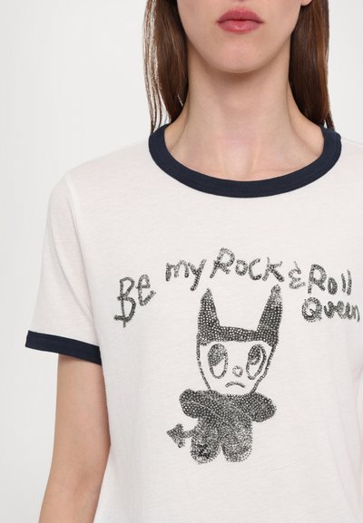 Bijela majica s tamnoplavim ovratnikom, sa sjajnim grafičkim dizajnom mačkasto nalik lika i tekstom "Budi moja Rock & Roll kraljica."