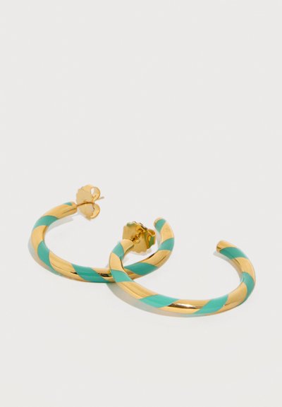 Σκουλαρίκια κρίκοι από χρυσό με διαγώνιες ρίγες από τυρκουάζ σμάλτο, παρουσιάζονται σε ανοιχτό φόντο με πίσω μέρος πεταλούδα.