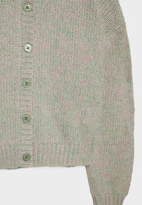 Cardigan en maille douce en fil vert clair et rose avec poignets côtelés et fermeture par boutons devant.