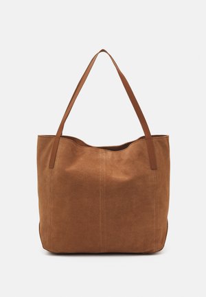 Saco tote em camurça castanha com duas alças longas, apresentando uma textura suave, design simples e sem hardware ou detalhes visíveis.