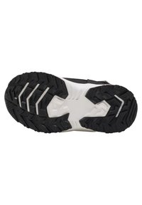 Svart gummisula med djupa spår och varierade greppmönster, som övergår till en vit mellansula för stabilitet och dämpning.