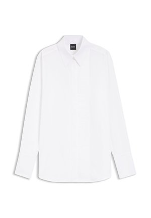 Chemise blanche à manches longues avec col pointu et patte de boutonnage cachée, étiquetée "BOSS" au niveau du col.