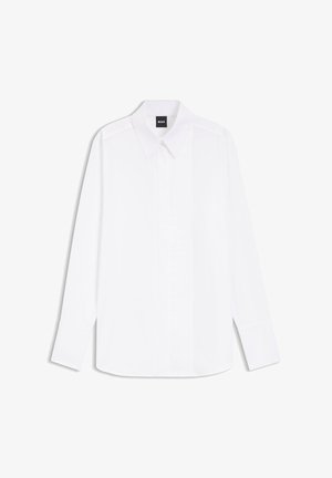 Chemise blanche à manches longues avec col pointu et patte de boutonnage cachée, étiquetée "BOSS" au niveau du col.