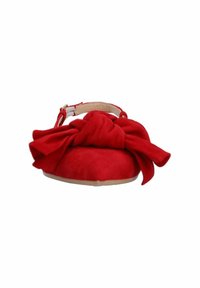 Rode suède schoenen met een knoopdetail aan de voorkant en een slingback ontwerp, met een platte zool en een gladde binnenvoering.