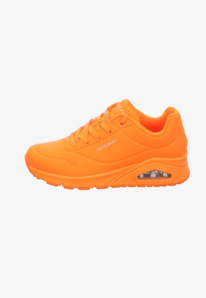 Adidași Skechers portocalii cu un finisaj neted și lucios, accente perforate, guler căptușit și pernă de aer vizibilă în călcâi.