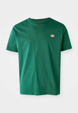 T-shirt en coton vert avec un col rond, des manches courtes et un petit logo multicolore sur la poitrine gauche. Texture douce, design décontracté.