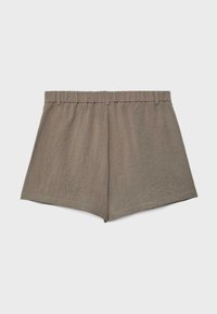 Brune elastiske talje-shorts med bæltestropper, lavet af blødt tekstureret stof, lagt fladt på en hvid baggrund.