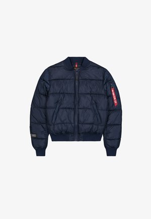 Jachetă bomber matlasată de culoare bleu marin, cu fermoar frontal, guler și manșete ribbate, două buzunare pentru mâini și un buzunar cu fermoar roșu pe mânecă.