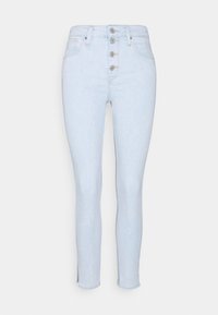 Jeans de cintura alta en azul claro con cierre frontal de cinco botones, ajuste slim, ligero desgaste en el tobillo y sin bolsillos visibles.