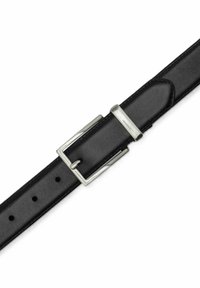 Černý kožený pásek se stříbrnou čtvercovou sponou a odpovídající stříbrnou smyčkou na bílém pozadí.