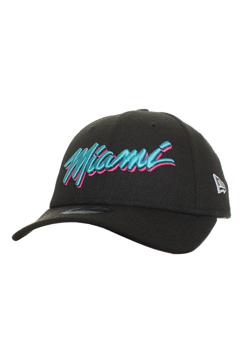 Gorra de béisbol negra con bordado de "Miami" en turquesa y rosa. Diseño estructurado con visera redondeada y logotipo en el lateral.