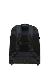 Navy-Rucksack mit gepolsterten Trägern, Mesh-Rückenpaneel und doppelten Rollen. Verfügt über mehrere Reißverschlüsse und einen stabilen Boden.