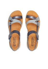 Sandalias de cuero azul y gris claro con plantilla de corcho, que cuentan con una correa ajustable en el tobillo y detalles trenzados en las correas.