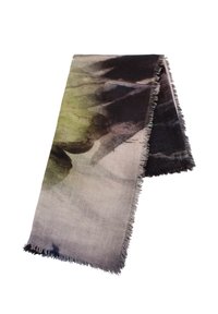 Sciarpa leggera con una miscela di colori tra cui nero, verde e grigio. I bordi sono frangiati, con un tessuto liscio e testurizzato.