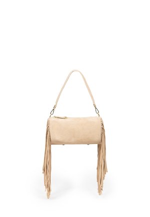 Beżowa prostokątna torebka z długimi frędzlami po obu stronach i odpinanym paskiem na ramię, prezentowana na białym tle.