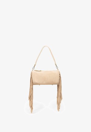 Beżowa prostokątna torebka z długimi frędzlami po obu stronach i odpinanym paskiem na ramię, prezentowana na białym tle.