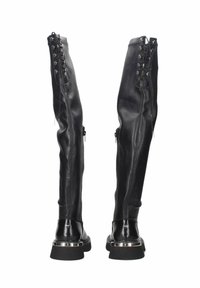 Stivali in pelle nera sopra il ginocchio con un design elegante, dettaglio con lacci sul retro, cerniere ai lati e suole spesse con accenti metallici.