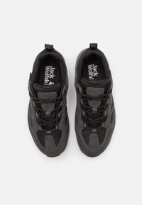 Baskets noires et grises en mesh et suède, avec une surface texturée, des accents violets et une semelle rembourrée avec des lacets.